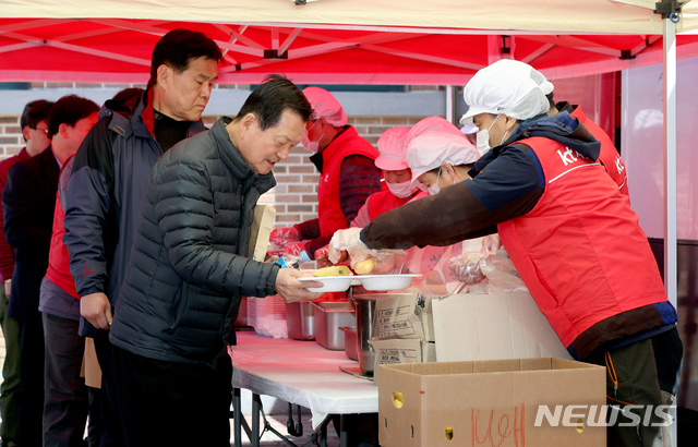 【고성(강원)=뉴시스】김병문 수습기자 = 강원 고성·속초 지역 화재 나흘 째인 7일 오후 강원 고성군 천진초등학교에 마련된 이재민 대피소에서 자원봉사자들이 무료 급식 봉사를 하고 있다. 2019.04.07.  dadazon@newsis.com