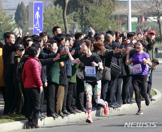 【평양=AP/뉴시스】7일 평양에서 제30회 만경대상 국제마라톤대회가 열려 거리의 시민들이 선수들을 응원하고 있다.&nbsp; 고 김일성 주석의 생일(4월15일)인 태양절을 기념하는 이 대회에 올해는 950명의 외국인이 참가해 예년의 2배로 늘었다고 현지 관계자가 밝혔다. 2019.04.08. 