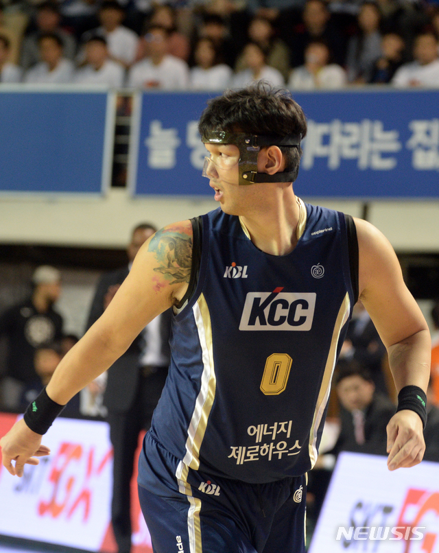 【전주=뉴시스】김얼 기자= 2018-2019 KBL 프로농구 전주 KCC 이지스와 울산 현대 모비스의 경기가 7일 전북 전주시 전주실내체육관에서 실시된 가운데 KCC 하승진 선수가 보호구를 착용하고 경기에 임하고 있다. 2019.04.07. pmkeul@newsis.com