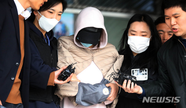 【수원=뉴시스】추상철 기자 = '마약 투약 혐의'로 체포된 남양유업 창업주의 외손녀 황하나씨가 6일 오후 경기 수원남부경찰서에서 구속 전 피의자심문(영장실질심사)를 받기 위해 법원으로 향하고 있다. 2019.04.06.scchoo@newsis.com