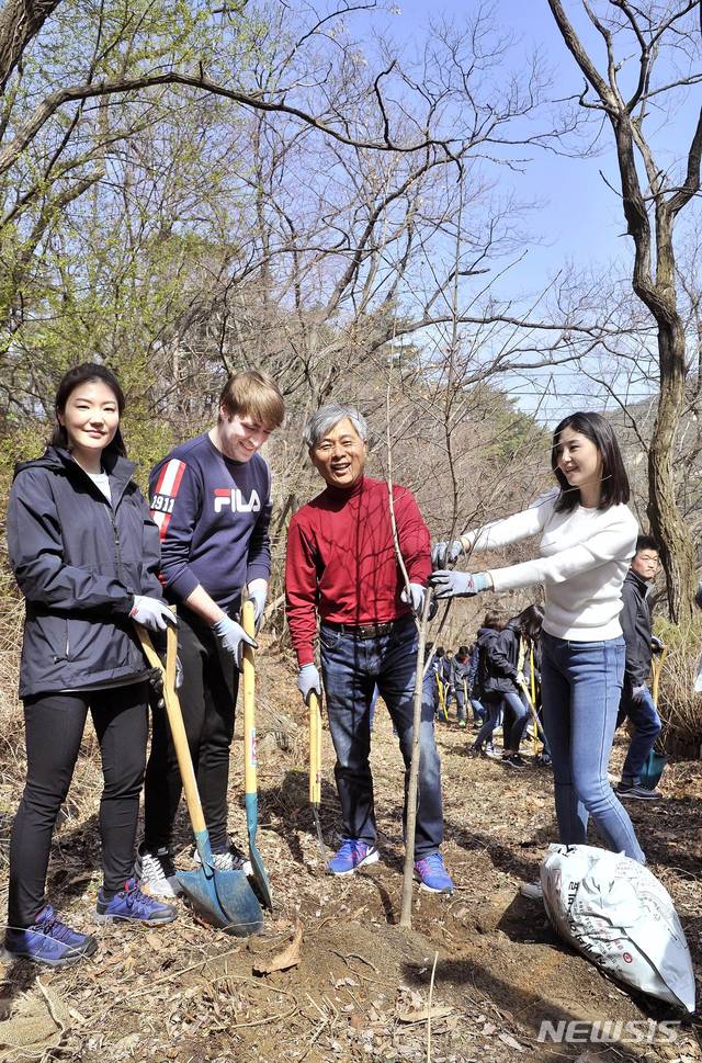 【서울=뉴시스】4월5일 북한산에서 열린 '2019 좋은 공기 만들기 캠페인' 행사에서 한국암웨이 김장환 대표이사와 직원들이 나무를 심고 있다.