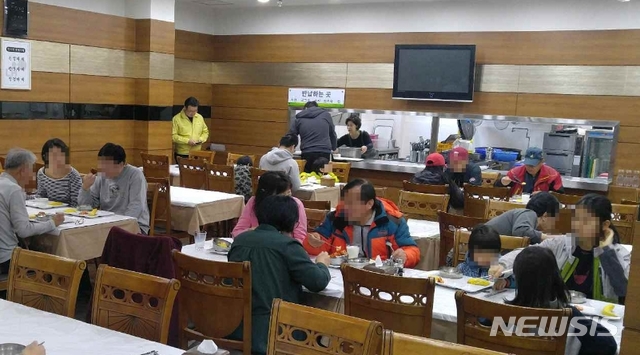 【서울=뉴시스】LH 속초 연수원에 입소한 이재민들이 8일 아침식사를 하고 있다.2019.04.08(제공=LH)