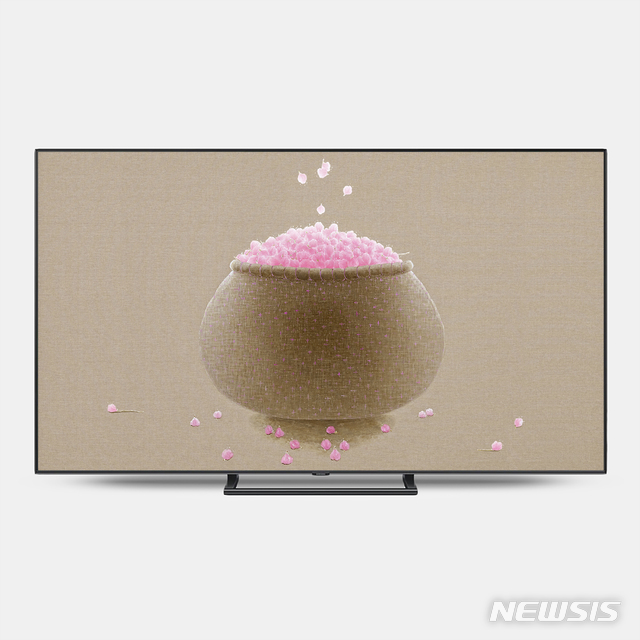 【서울=뉴시스】캔버스 대신 TV화면에 담아낸 진달래. 분홍 꽃잎이 날리는 이미지를 생생하게 재현한 작품으로 김정수 작가의 첫 미디어아트다.