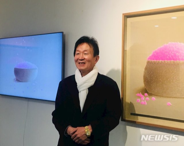 【서울=뉴시스】박현주 미술전문기자= 김정수 화백이 진달래 작품을 영상으로 선보인다. 캔버스대신 TV화면에 담아낸 진달래는 그림속 흩날리는 꽃잎 이미지를 실제처럼 생생하게 재현했다.