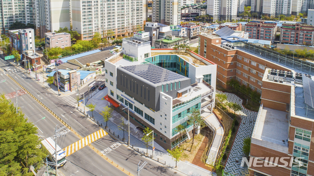 【대구=뉴시스】배소영 기자 = 대구 달서가족문화센터 외부 전경. 2019.04.08. photo@newsis.com