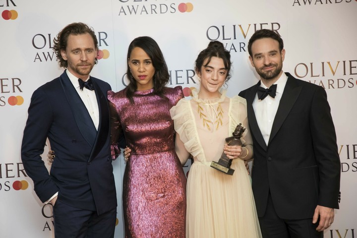 [서울=AP/뉴시스] 2019년 7월 영국 런던에서 열린 올리비에 어워즈에 참석한 연극 '배신'의 배우들. 왼쪽부터 톰 히틀스턴, 자웨 애슈턴, 파티시 페란, 찰리 콕스.