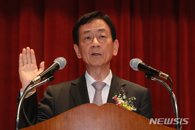 【세종=뉴시스】강종민 기자 = 진영 행정안전부 장관이 8일 오전 정부세종2청사에서 열린 취임식에서 취임선서를 하고 있다. 2019.04.08.&nbsp; ppkjm@newsis.com