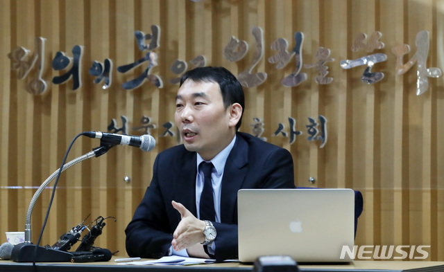 【서울=뉴시스】이영환 기자 = 김용민 검찰과거사위원회 진상조사단 위원이 8일 오전 서울 서초구 서울지방변호사회 정의실에서 김학의 전 법무부 차관 출국 금지 논란 사실 확인 기자간담회를 하고 있다. 2019.04.08.&nbsp; 20hwan@newsis.com 