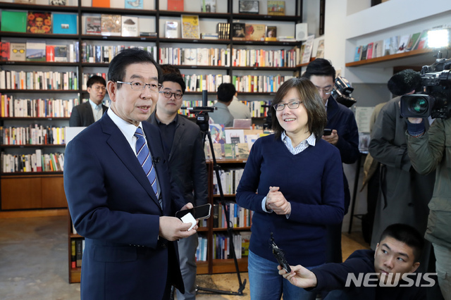 【서울=뉴시스】이윤청 수습기자 = 박원순 서울시장이 서울 종로구 역사책방을 방문해 제로페이 10만호점을 알리는 스티커를 부착하고 구매할 책을 고르고 있다. 2019.04.08.&nbsp; radiohead@newsis.com