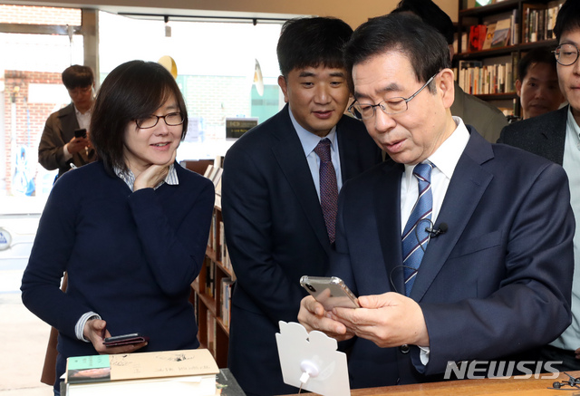 【서울=뉴시스】이윤청 수습기자 = 박원순 서울시장이 서울 종로구 역사책방을 방문해 제로페이 10만호점을 알리는 스티커를 부착한 후 제로페이로 책을 구매하고 있다. 2019.04.08. radiohead@newsis.com