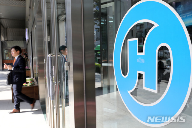 【서울=뉴시스】박주성 기자 = 한진그룹이 8일 조양호 한진그룹 회장이 이날 새벽 미국 현지에서 숙환으로 별세했다고 밝혔다.&nbsp; 사진은 8일 오전 서울 중구 한진그룹 본사의 모습. 2019.04.08.&nbsp; park7691@newsis.com ·