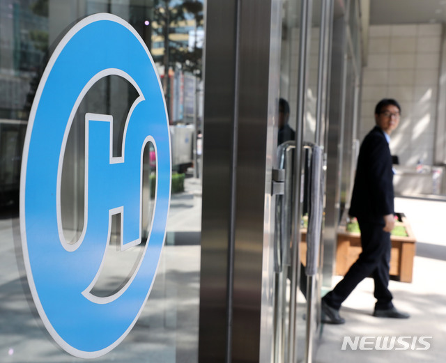 【서울=뉴시스】박주성 기자 = 한진그룹이 8일 조양호 한진그룹 회장이 이날 새벽 미국 현지에서 숙환으로 별세했다고 밝혔다.&nbsp; 사진은 8일 오전 서울 중구 한진그룹 본사의 모습. 2019.04.08.&nbsp; park7691@newsis.com ·