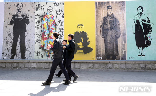 【서울=뉴시스】이윤청 수습기자 = 임시정부 수립 100주년을 사흘 앞둔 8일 서울 종로구 광화문 삼거리에 아티스트 레오다브가 그린 독립운동가들의 초상이 설치되어 있다. 2019.04.08. radiohead@newsis.com
