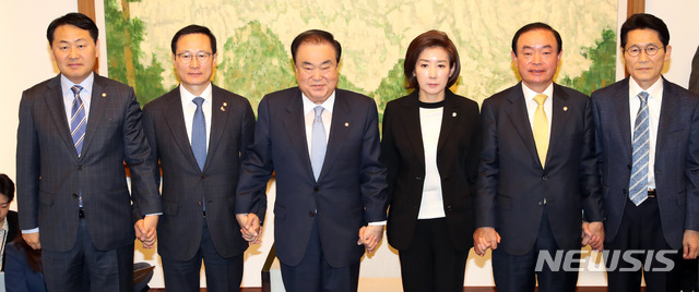 【서울=뉴시스】 박영태 기자 = 지난 8일 오전 서울 영등포구 여의도 국회 의장실에서 열린 국회의장과 5당 원내대표 회동 모습 왼쪽부터 김관영 바른미래당, 홍영표 더불어민주당, 문희상 의장, 나경원 자유한국당, 장병완 민주평화당, 윤소하 정의당 원내대표. 2019.04.08.since1999@newsis.com