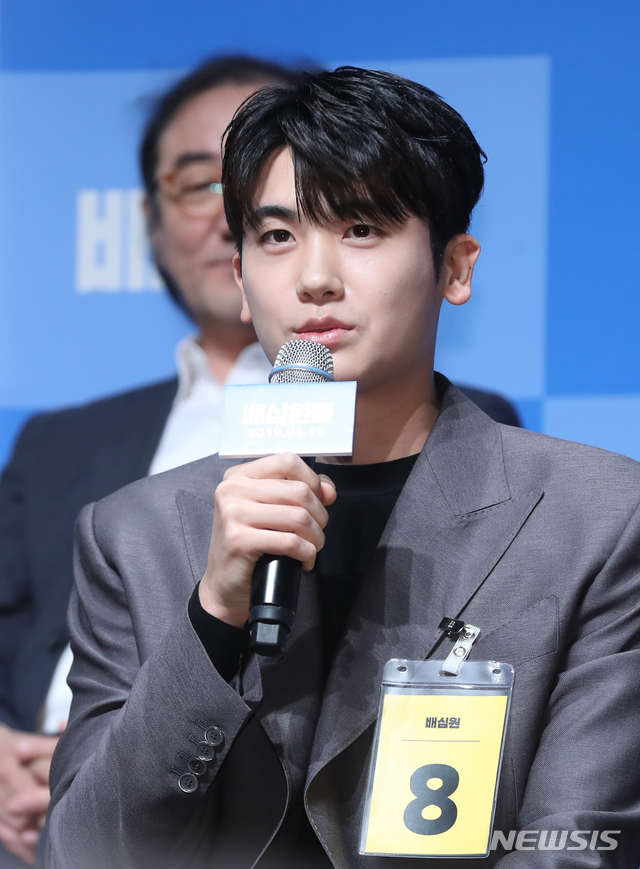 【서울=뉴시스】조수정 기자 = 배우 박형식이 영화 '배심원들' 제작보고회가 열린 8일 오전 서울 강남구 CGV압구정에서 인사하고 있다. 영화 '배심원들'은 5월 16일 개봉한다. 2019.04.08. chocrystal@newsis.com