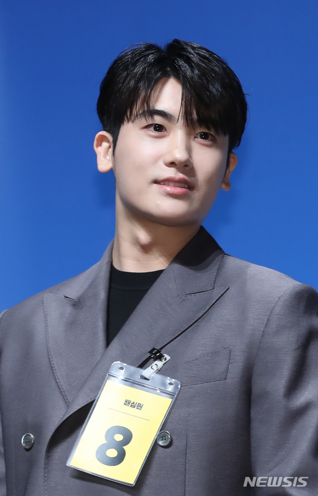 【서울=뉴시스】조수정 기자 = 배우 박형식이 영화 '배심원들' 제작보고회가 열린 8일 오전 서울 강남구 CGV압구정에서 인사하고 있다. 영화 '배심원들'은 5월 16일 개봉한다. 2019.04.08. chocrystal@newsis.com