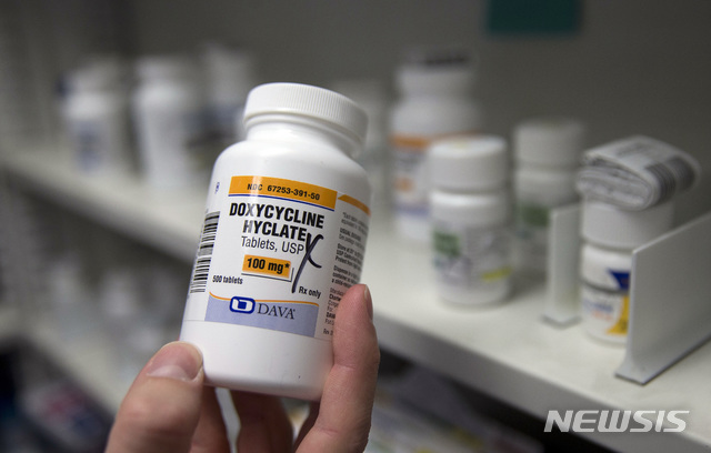 지난 2016년 7월8일 캘리포니아주 새크라멘토에서 한 약사가 항생제 일종인 독시사이클린을 들고 있다. 독시사이클린은&nbsp; 탄저균 감염시 사용하는 항생제 일종이다. 