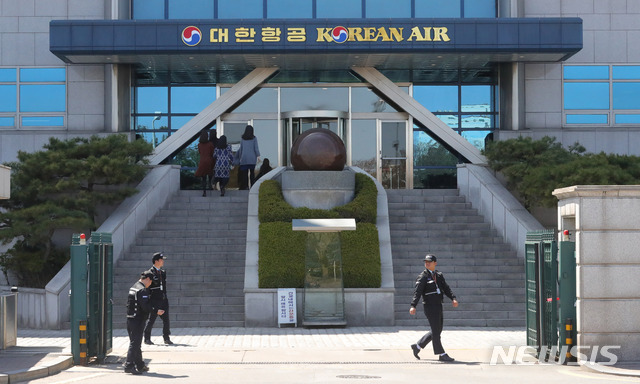 【서울=뉴시스】배훈식 기자 = 조양호 한진그룹 회장이 별세한 8일 오후 서울 강서구 대한항공 본사에 직원들이 들어가고 있다. 2019.04.08. dahora83@newsis.com