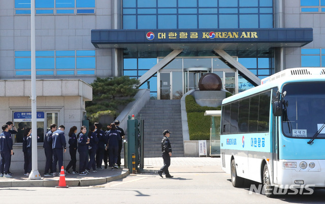 【서울=뉴시스】배훈식 기자 = 조양호 한진그룹 회장이 별세한 8일 오후 서울 강서구 대한항공 본사에 직원들이 들어가고 있다. 2019.04.08. dahora83@newsis.com