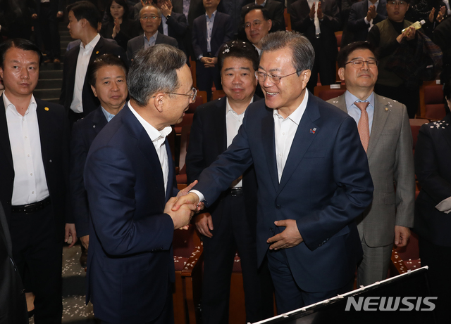 【서울=뉴시스】전신 기자 = 문재인 대통령이 8일 서울 송파구 올림픽공원 K-아트홀에서 열린 코리안 5G 테크 콘서트 '세계 최초 5G 상용화, 대한민국이 시작합니다'를 마친 후 황창규 KT 회장과 대화하고 있다. 2019.04.08. photo1006@newsis.com