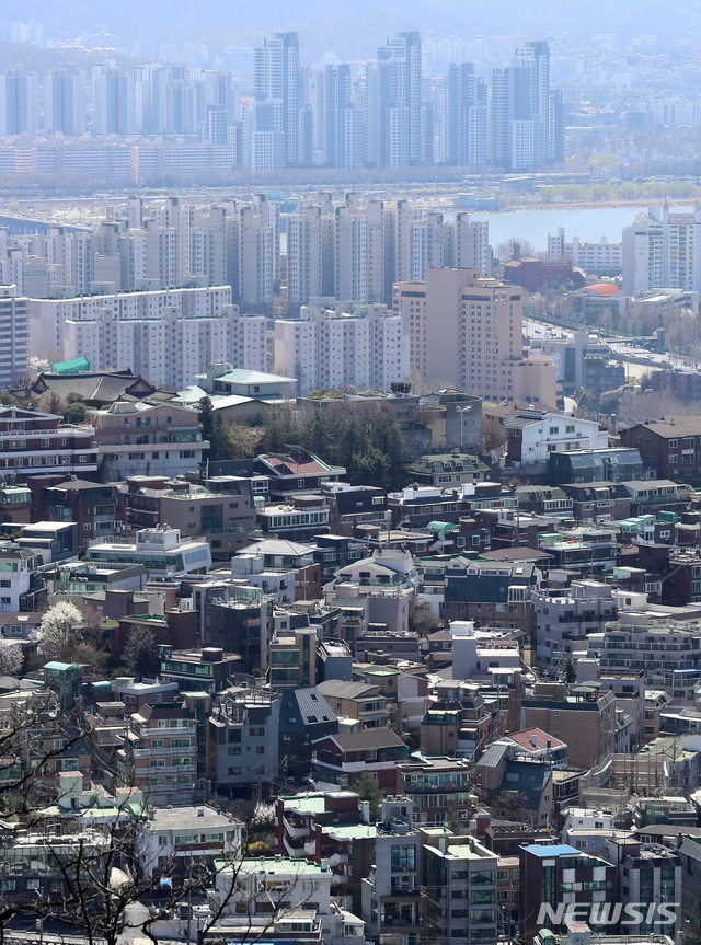 【서울=뉴시스】이영환 기자 = 부동산 전문가 10명 중 6명은 내년 서울 집값이 더 떨어질 것이라고 전망했다. 사진은 8일 오후 서울 용산구 남산공원에서 바라본 아파트와 주택. 2019.04.08.&nbsp; 20hwan@newsis.com