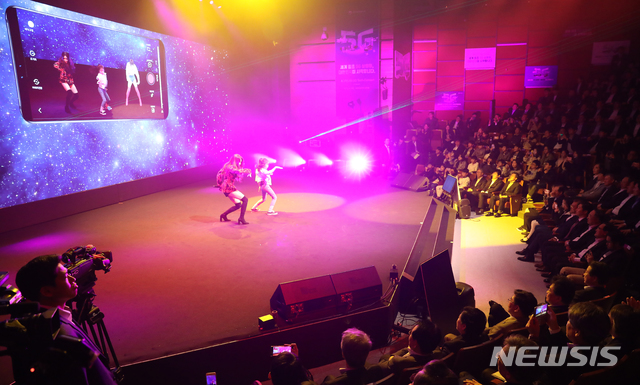 【서울=뉴시스】전신 기자 = 문재인 대통령이 8일 서울 송파구 올림픽공원 K-아트홀에서 열린 코리안 5G 테크 콘서트 '세계 최초 5G 상용화, 대한민국이 시작합니다'에서 LG 유플러스의 5G 증강현실 콘서트를 관람하고 있다. 2019.04.08. photo1006@newsis.com