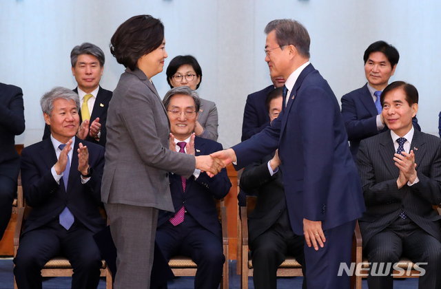 【서울=뉴시스】전신 기자 = 문재인 대통령이 8일 청와대 본관에서 박영선 중소벤처기업부 장관에게 임명장을 수여하고 있다. 2019.04.08.   photo1006@newsis.com