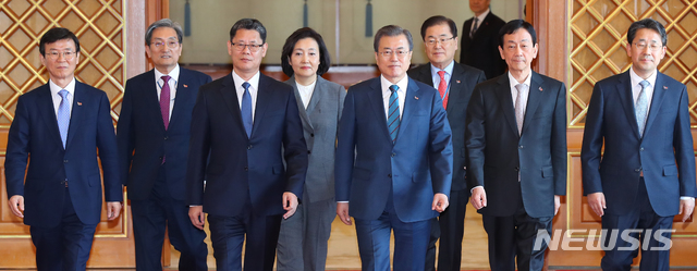 【서울=뉴시스】전신 기자 = 문재인 대통령이 8일 청와대 인왕실에서 임명장 수여식을 마친 신임 장관들과 함께 환담장으로 이동하고 있다.&nbsp; 왼쪽부터 문성혁 해양수산부 장관, 노영민 비서실장, 김연철 통일부 장관, 박영선 중소벤처기업부 장관, 문재인 대통령, 정의용 안보실장, 진영 행정안전부 장관, 박양우 문화체육관광부 장관. 2019.04.08.&nbsp; photo1006@newsis.com 