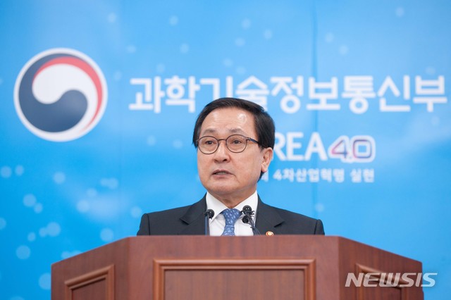 【서울=뉴시스】유영민 과학기술정보통신부 장관이 8일 오후 경기도 과천시 관문로 정부과천청사 과기정통부 기자실에서 '혁신성장 실현을 위한 5G+ 전략' 브리핑을 하고 있다. 2019.04.08. (사진=과학기술정보통신부 제공) photo@newsis.com