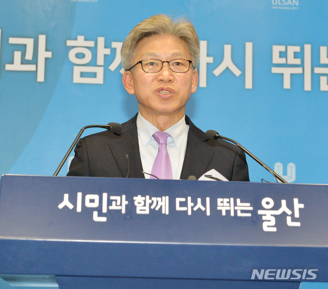 [울산=뉴시스] 배병수 기자 = 송병기 울산 부시장이 지난 4월8일 오후 울산시청 프레스센터에서 기자회견을 열고 있다. 2019.04.08. bbs@newsis.com.