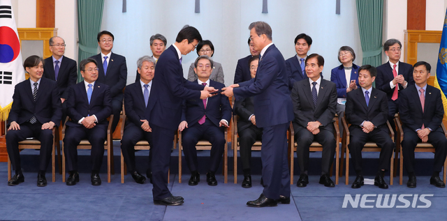 【서울=뉴시스】전신 기자 = 문재인 대통령이 8일 청와대 본관 충무실에서 문성혁 해양수산부 장관에게 임명장을 수여하고 있다. 2019.04.08.&nbsp;&nbsp; photo1006@newsis.com