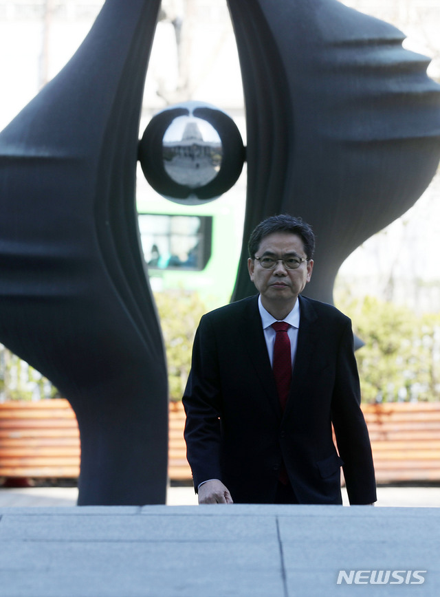 【서울=뉴시스】홍효식 기자 = 김학의 전 차관 성범죄 의혹과 관련해 수사대상에 오른 자유한국당 곽상도 의원이 8일 오후 서울 서초구 대검찰청 민원실 앞에서 대검 과거사 진상조사단에 대한 감찰 요청서를 제출하기 위해 들어서고 있다. 2019.04.08.&nbsp; yesphoto@newsis.com