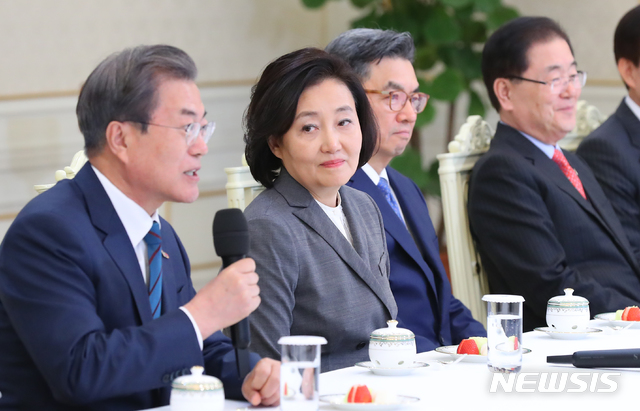 【서울=뉴시스】전신 기자 = 8일 청와대 본관에서 박영선 중소벤처기업부 장관이 문재인 대통령의 격려사를 듣고 있다. 2019.04.08.&nbsp;&nbsp; photo1006@newsis.com 