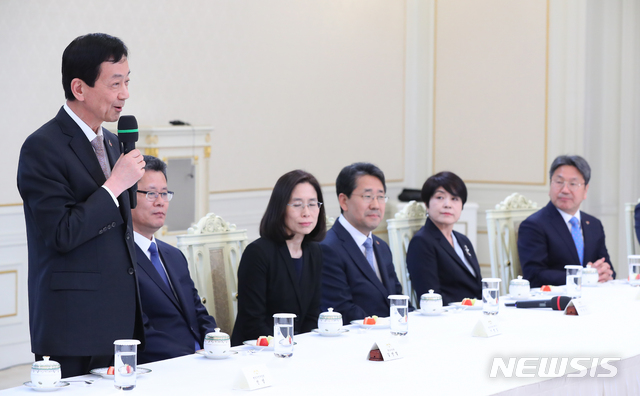 【서울=뉴시스】전신 기자 = 진영 행정안전부 장관이 8일 청와대 본관에서 열린 문재인 대통령과 신임 장관 환담에서 소감을 밝히고 있다. 2019.04.08.&nbsp;&nbsp; photo1006@newsis.com