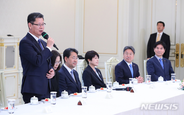【서울=뉴시스】전신 기자 = 김연철 통일부 장관이 8일 청와대 본관에서 열린 문재인 대통령과 신임 장관 환담에서 소감을 밝히고 있다. 2019.04.08.&nbsp;&nbsp; photo1006@newsis.com