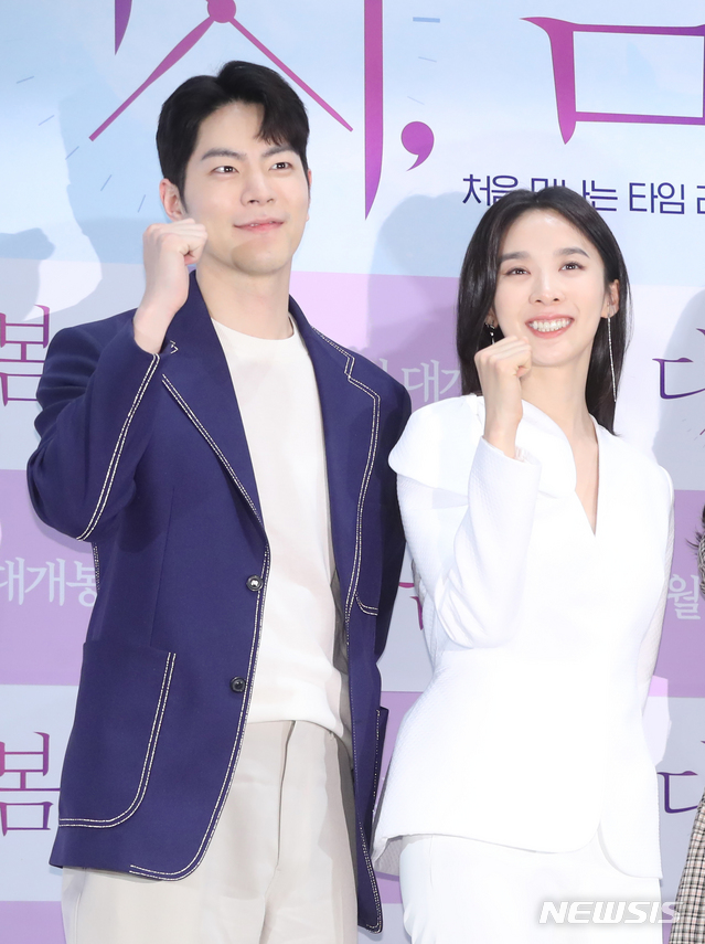 【서울=뉴시스】조수정 기자 = 배우 이청아, 홍종현(왼쪽)이 8일 오후 서울 자양동 롯데시네마 건대입구에서 열린 영화 '다시, 봄' 언론시사회에서 포즈를 취하고 있다. 영화 '다시, 봄'은 오는 17일 개봉한다. 2019.04.08. chocrystal@newsis.com