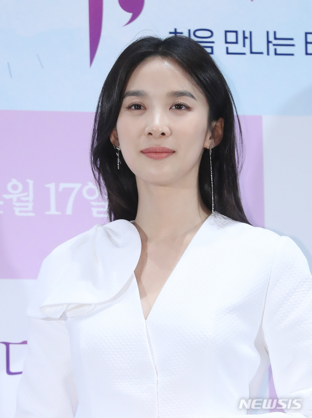 【서울=뉴시스】조수정 기자 = 배우 이청아가 8일 오후 서울 자양동 롯데시네마 건대입구에서 열린 영화 '다시, 봄' 언론시사회에서 포즈를 취하고 있다. 영화 '다시, 봄'은 오는 17일 개봉한다. 2019.04.08. chocrystal@newsis.com