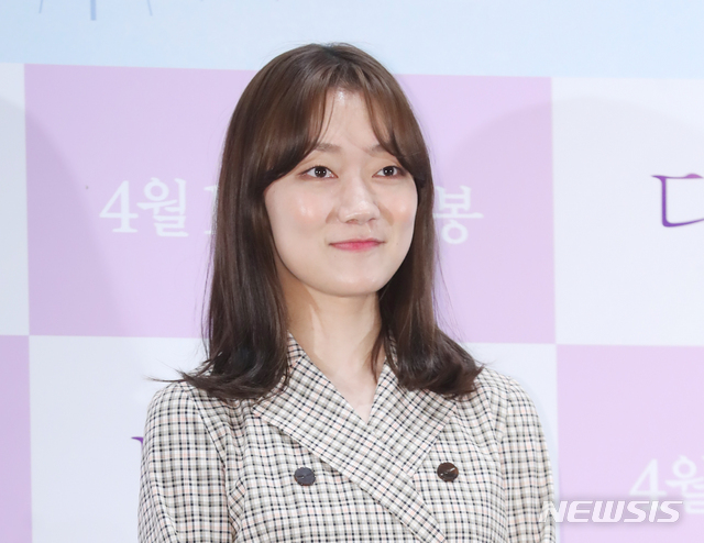 【서울=뉴시스】조수정 기자 = 배우 박경혜가 8일 오후 서울 자양동 롯데시네마 건대입구에서 열린 영화 '다시, 봄' 언론시사회에서 포즈를 취하고 있다. 영화 '다시, 봄'은 오는 17일 개봉한다. 2019.04.08. chocrystal@newsis.com