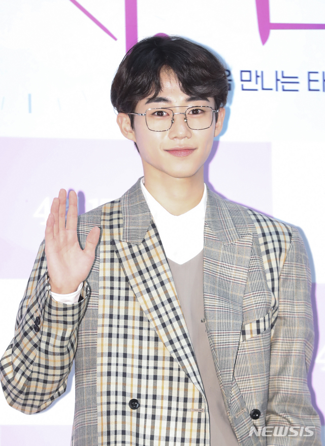 【서울=뉴시스】조수정 기자 = 배우 박지빈이 8일 오후 서울 자양동 롯데시네마 건대입구에서 열린 영화 '다시, 봄' 언론시사회에서 포즈를 취하고 있다. 영화 '다시, 봄'은 오는 17일 개봉한다. 2019.04.08. chocrystal@newsis.com