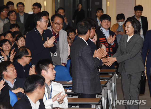 【대전=뉴시스】함형서 기자 = 박영선 중소벤처기부 장관이 8일 오후 대전정부청사 대강당에서 열린 취임식에서 직원들의 박수를 받으며 자리로 이동하고 있다. 2019.04.08. foodwork23@newsis.com