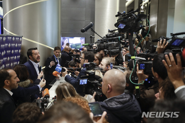 【밀라노=AP/뉴시스】이탈리아 극우 성향의 정당 '동맹'을 이끄는 마테오 살비니 부총리 겸 내무장관 주도로 8일(현지시간) 밀라노에서 독일, 핀란드, 덴마크 등 극우정당 대표가 만나 내달 유럽의회 선거를 계기로 EU를 바꾸기 위한 새로운 정치 세력을 결성하기로 했다고 발표했다. 살비니 부총리가 이날 회동을 마치고 기자회견을 하고 있다. 2019.04.09