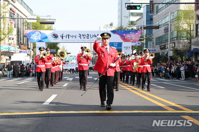 【서울=뉴시스】 지난해 4월 18일 4.19혁명 국민문화제 2018, 거리행진. 2019.04.09. (사진= 강북구 제공)