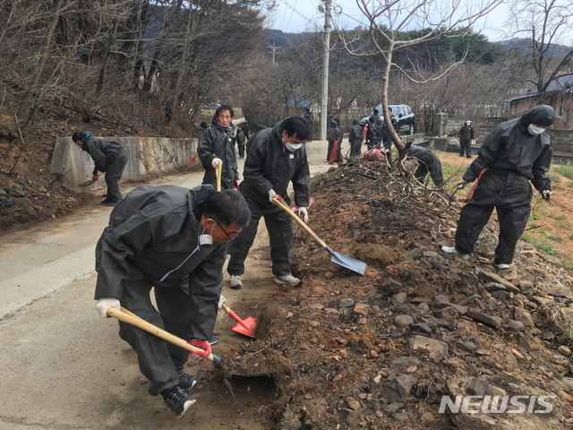 【광주=뉴시스】구길용 기자 = 광주시는 9일 지역 자원봉사자들이 강원도 강릉시 옥계면 산불피해 현장을 찾아 청소와 급식 등 지원활동을 펼쳤다고 밝혔다. 2019.04.09. (사진=광주시 제공)kykoo1@newsis.com 