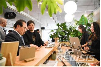  [부산=뉴시스] 허상천 기자 = 9일 오후 글로벌 공유 오피스기업 위워크(WeWork)의 부산 1호 서면점이 개소식을 갖고 본격 운영에 돌입했다.2019.04.09. (사진 = 부산시 제공) photo@newsis.com