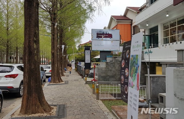 【창원=뉴시스】 9일 오후 '제로페이 경남' 가맹점이 많은 창원시 의창구 가로수길 전경.2019.04.09. hjm@newsis.com