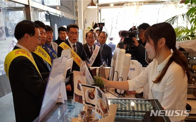 【창원=뉴시스】 경남도 문승욱(왼쪽 첫 번째) 경제부지사가 지난 3월 20일 제로페이 경남의 도내 전역 확대 시행에 맞춰 김해의 한 점포에서 제로페이 결제 시연을 하고 있다.2019.04.09.(사진=경남도청 제공) photo@newsis.com