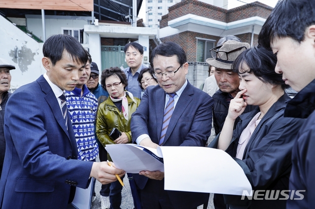 【익산=뉴시스】 강명수 기자 =9일 정헌율 전북 익산시장이 동산동 동산초등학교 통학교 인도 설치를 위한 현장행정을 펼치는 자리에서 주민들과 인도 설치 방안을 논의하고 있다. 2019.04.09. (사진 =익산시 제공) photo@newsis.com