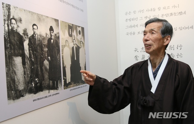 【청주=뉴시스】강신욱 기자 = 9일 충북 청주고인쇄박물관 근현대인쇄전시관 기획전시실에서 독립운동가 신규식 선생을 조명하는 '대한민국임시정부 수립 100주년 기념 특별전시'가 열린 가운데 행사를 마련한 박정규 예관편찬위원장이 신규식·신채호·신백규 선생이 함께한 사진을 설명하고 있다. 2019.04.09. ksw64@newsis.com