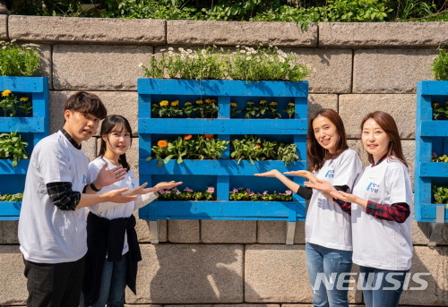 【서울=뉴시스】청계천 쌈지정원 조성 모습. 2019.04.10. (사진=서울시 제공)