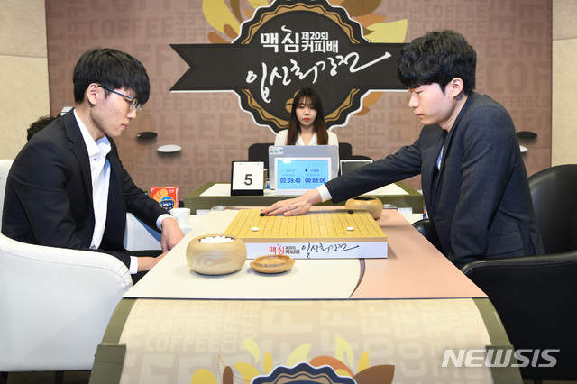 신진서 9단(왼쪽), 이동훈 9단